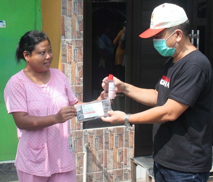 Ubaya Bagikan 800 Hand Sanitizer dan Masker Kain