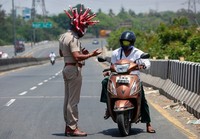 polisi helm corona