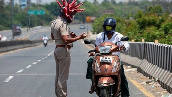 Berbekal helm berwujud seram tersebut, anggota tim kepolisian Tamil Nadu, Chennai, India ini ingin menunjukkan kepada orang-orang bahwa ancaman penyebaran virus corona sangat serius. Foto: via Brainberries