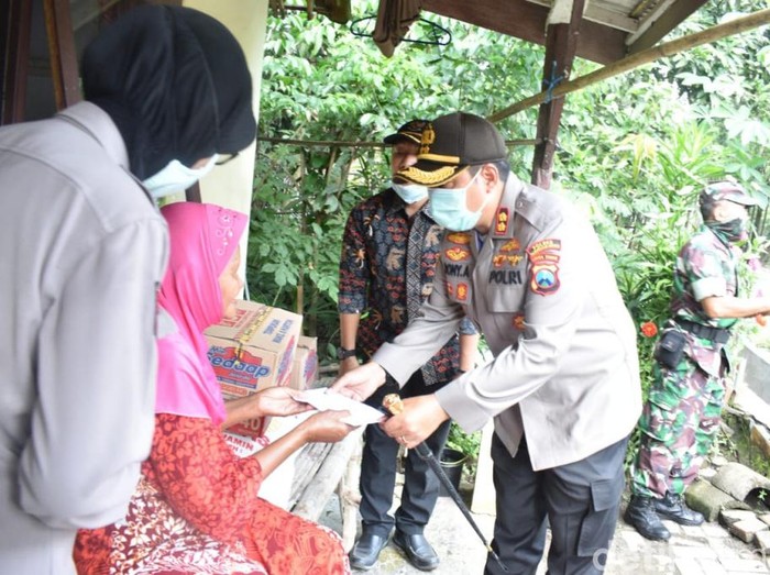 Warga kurang mampu yang bergantung pada penghasilan harian terdampak wabah corona. Mereka membutuhkan uluran tangan.