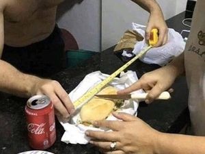 Harus Adil! Begini Cara Anak Kembar Berbagi Makanan