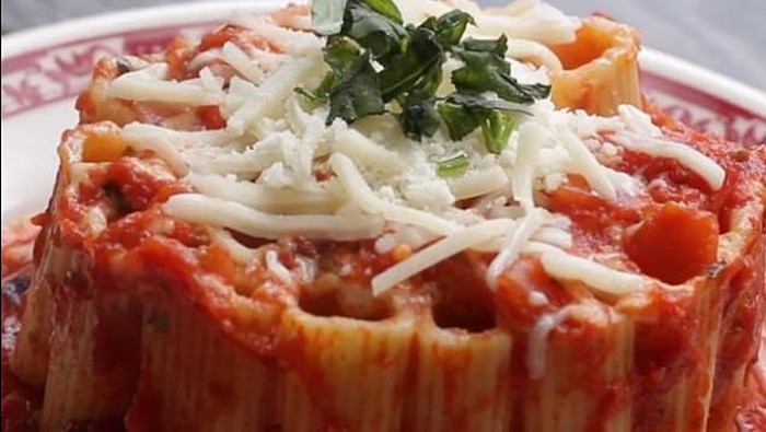 Masak dengan cangkir di microwave