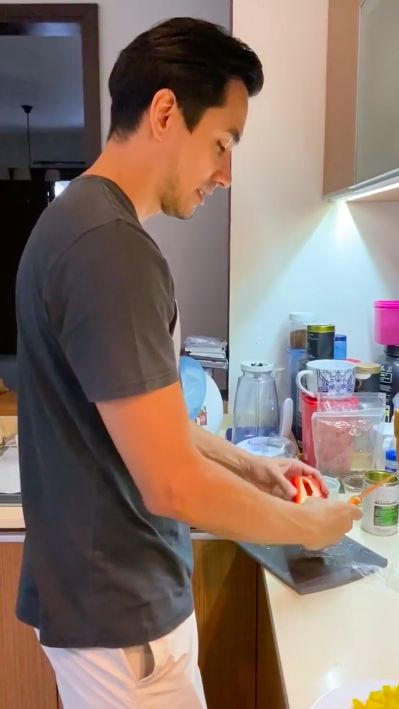 Darius Sinathrya masak spaghetti bolognese