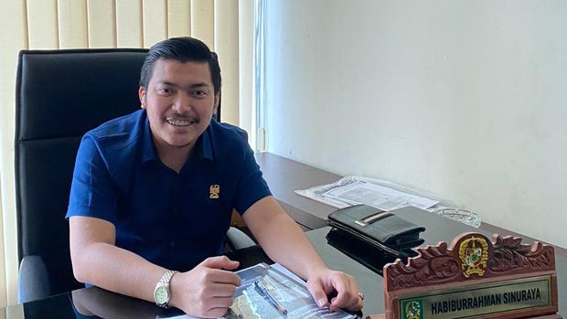 Anggota DPRD Kota Medan mendapat laporan ada petugas puskesmas memakai jas hujan sebagai ganti APD