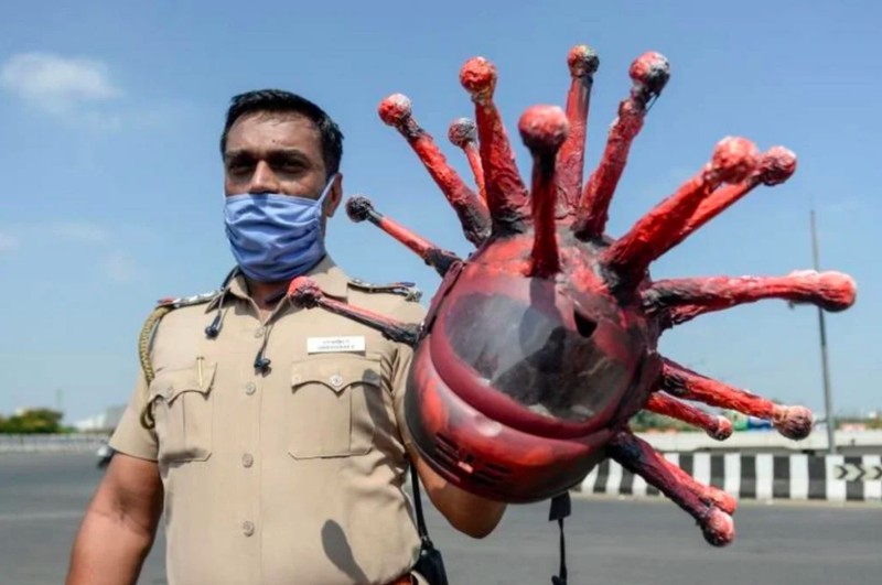 polisi helm corona
