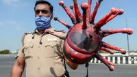 Sembari berpatroli, para polisi di India mengenakan helm merah berwujud seperti Corona untuk menertibkan warganya yang masih melakukan aktivitas di luar rumah selama masa lockdown tengah diterapkan di wilayah tersebut. Istimewa/Dok. Brainberries.