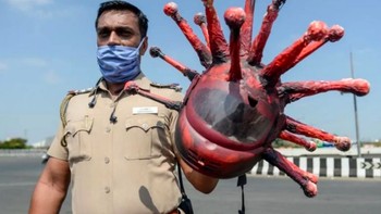 Inspektur Rajesh Babu, nama anggota polisi tersebut, berpatroli mengadang orang-orang yang masih berpergian. Foto: via Brainberries