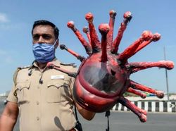 Polisi Berhelm Corona Cegah Warga Keluyuran Jadi Viral