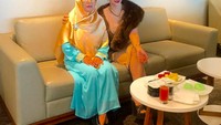 Bersama sang ibu, wanita 30 tahun ini sedang menghabiskan waktu bersama. Keduanya ditemani banyak makanan enak di meja. Foto: Instagram roro.fitria1989