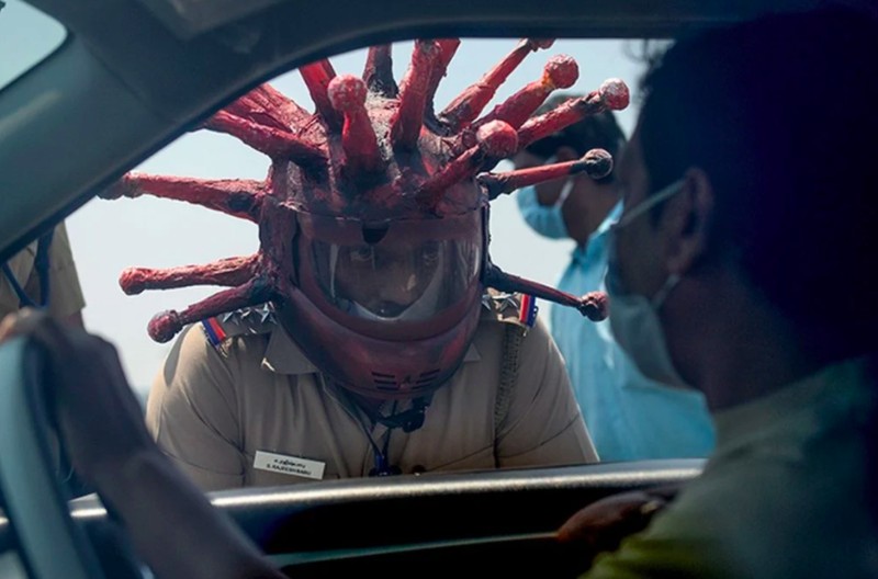 polisi helm corona