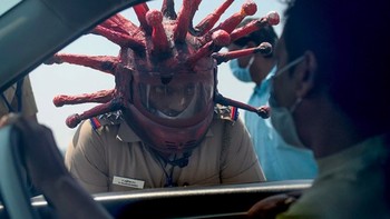 Di India, ada anggota polisi yang viral ketika berpatroli menghadapi orang-orang yang masih keluyuran di tengah pandemi COVID-19. Foto: via Brainberries