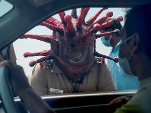 Viral Polisi India Pakai Helm Corona, Takuti Warga agar #Dirumahaja