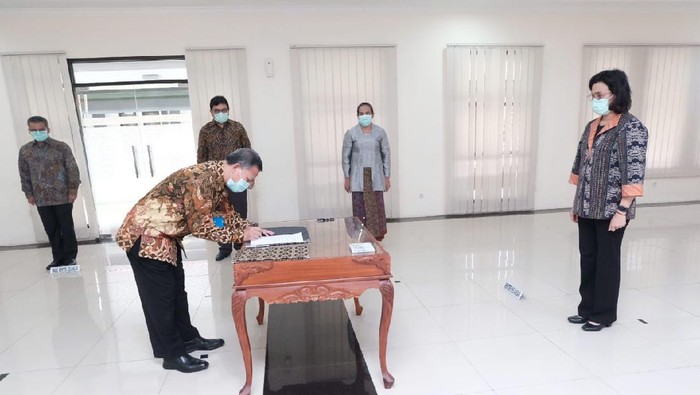 Menkeu Sri Mulyani Indrawati melantik Kepala BKF dan Dirut LMAN