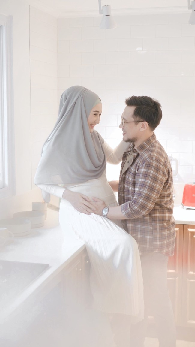 Berhubung kehamilannya ini terjadi di tengah pandemi COVID-19, Dian pun melakukan pemotretan kehamilan #dirumahaja. Beruntung Dian memiliki banyak orang dekat yang bisa membantunya membuat foto kehamilan. Untuk fotografr misalnya, kakaknya sendiri lah yang memotretnya dan sang suami.  Foto: Instagram Story @dianpelangi