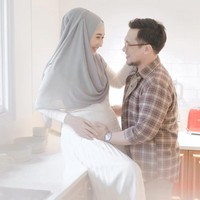 Berhubung kehamilannya ini terjadi di tengah pandemi COVID-19, Dian pun melakukan pemotretan kehamilan #dirumahaja. Beruntung Dian memiliki banyak orang dekat yang bisa membantunya membuat foto kehamilan. Untuk fotografr misalnya, kakaknya sendiri lah yang memotretnya dan sang suami.  Foto: Instagram Story @dianpelangi