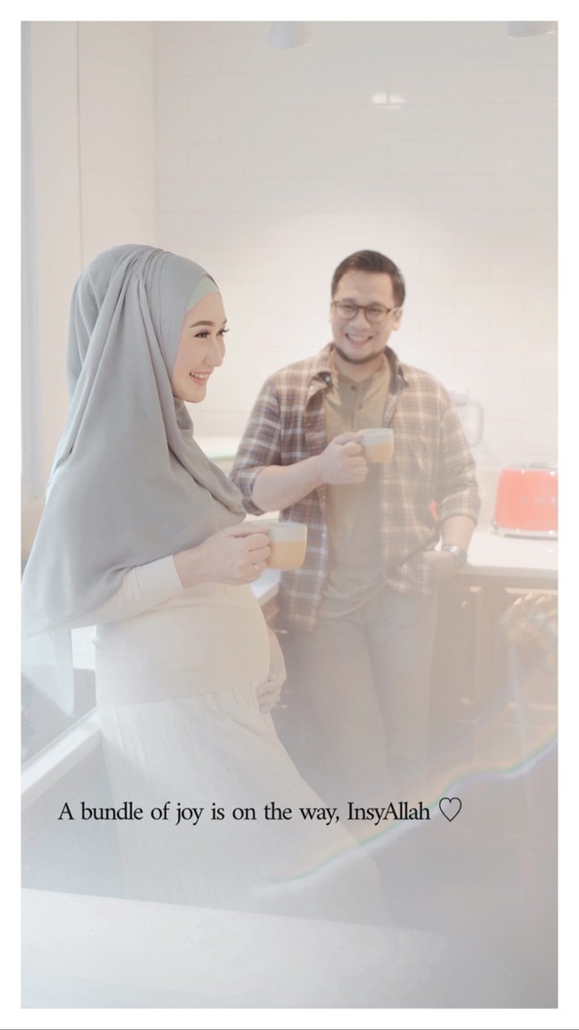  Melalui foto dan video pengumuman kehamilannya itu, desainer 29 tahun tersebut mengungkapkan usia kandungannya sudah masuk pada 18 minggu atau 4,5 bulan. Insya Allah good, happier than ever, and were both excited as can be. Bismillah, tulisnya. Foto: Instagram Story @dianpelangi