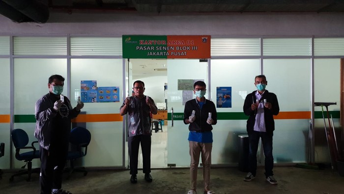 Komunitas RuangSandi Peduli Corona Komunitas RuangSandi berinisiatif menggagas gerakan '1000 Hand Sanitizer' Untuk Pedagang Pasar Tradisional.