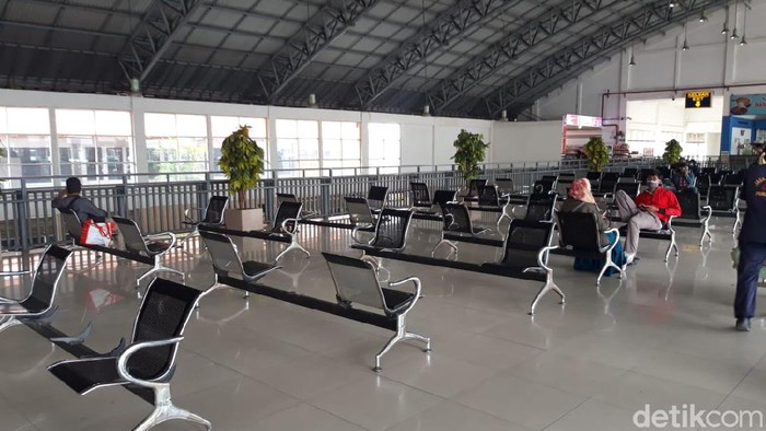 Terminal Bus Purabaya sepi penumpang