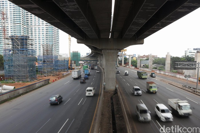 Suasana arus lalu lintas ramai lancar di Jalan Tol Jakarta Cikampek KM 12, Kota Bekasi, Jawa Barat, Jumat (3/4/2020).