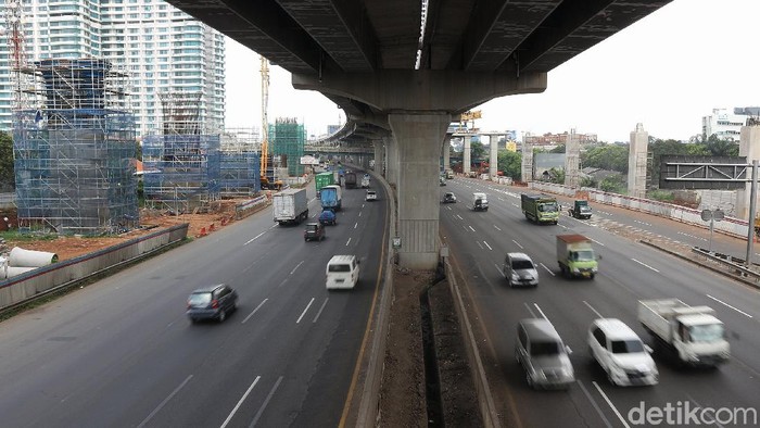 Suasana arus lalu lintas ramai lancar di Jalan Tol Jakarta Cikampek KM 12, Kota Bekasi, Jawa Barat, Jumat (3/4/2020).