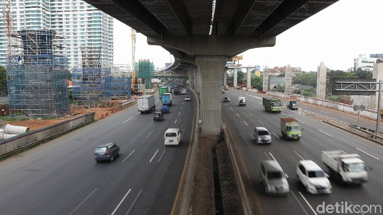 Volume Kendaraan Di Tol Jakarta Cikampek Menurun Suasana arus lalu lintas ramai lancar di Jalan Tol Jakarta Cikampek KM 12, Kota Bekasi, Jawa Barat, Jumat (3/4/2020).