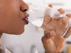 10 Manfaat Minum Air Putih Hangat di Pagi Hari dan Sebelum Tidur