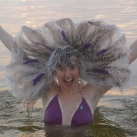 Hadiahnya pun menggiurkan. Tahun ini hadiahnya dinaikkan menjadi US$ 2 ribu atau sekitar Rp 33 juta. Dan inilah pemenang yang dinobatkan sebagai Most Creative. Wanita ini membuat rambutnya seperti kipas.  Foto: dok. Takhini Hot Springs Hair Freezing Contest