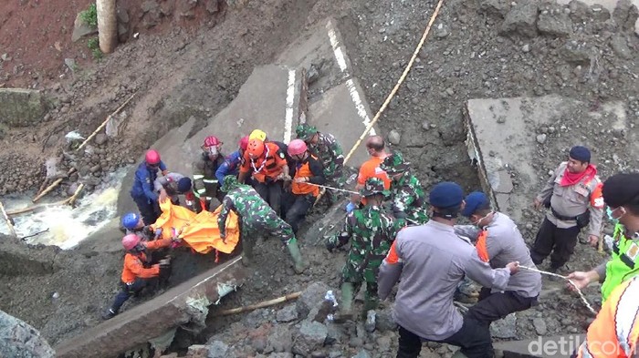 Petugas wvakuasi korban tewas yang tertimbun jembatan ambruk di Purwakarta