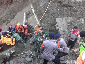 Dramatis! Petugas Evakuasi Wanita Tertimbun Jembatan Ambruk di Purwakarta