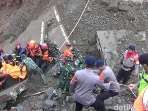 Dramatis! Petugas Evakuasi Wanita Tertimbun Jembatan Ambruk di Purwakarta