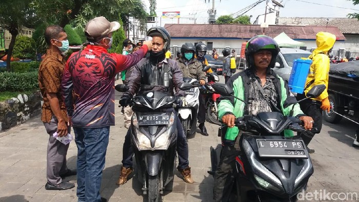 Pemkot Surabaya mulai menerapkan Pembatasan Sosial Berskala Besar (PSBB) untuk menekan penyebaran corona. Namun penerapannya belum serentak di 19 titik.