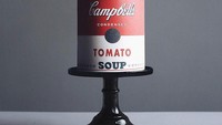 Mereka pun bisa membuat kue yang menyerupai kaleng saus tomat lho. Kue tersebut dijajarkan dua tingkat dengan diameter yang berbeda. Inspirasinya tentu saja datang dari lukisan karya Andy Warhols yang sangat terkenal dalam seni modern Amerika. Foto: Instagram @tortiannuchka