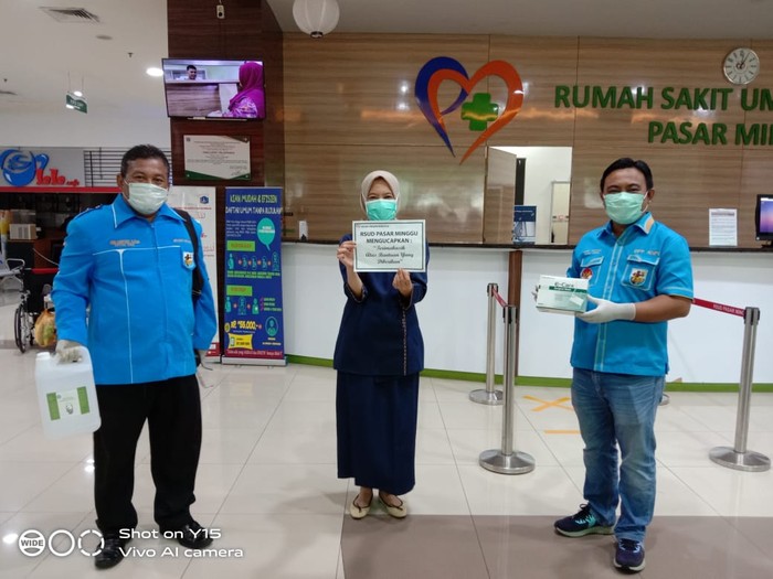 Inisiatif Bantuan Kemanusian untuk Halau Corona Inisiatif untuk mendukung merebaknya virus Corona terus dilakukan masyarakat. Salah satunya ormas pemuda dengan membagikan nasi box dan hand sanitizer.