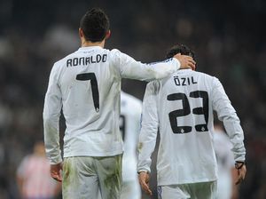 Oezil Anggap Para Pengkritik Ronaldo Cuma Numpang Tenar