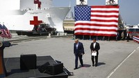 Presiden Donald Trump bersama Menteri Pertahanan Mark Esper mengunjungi rumah sakit kapal Angkatan Laut AS, USNS Comfort, Virginia, (28/3/2020). AP Photo/Patrick Semansky.
