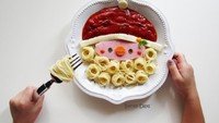 Pasta juga bisa disajikan dengan bumbu yang terpisah dalam dalam satu wadah seperti ini. Pasta diulung-gulung kecil, sementara saus tomat ditaruh di atasnya hingga bentuknya menyerupai Santa Claus. Foto: istimewa