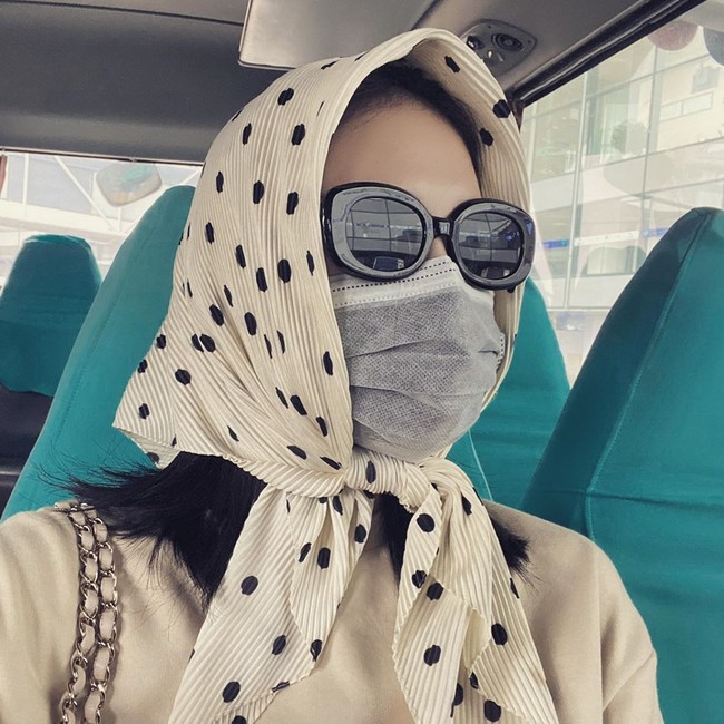 Seorang selebgram di Vietnam mengingatkan para pengikutnya untuk tetap #besafe dan #beprotected. Ia sendiri menggunakan masker, kacamata hidup, dan kerudung yang chic. Foto: Instagram @linhrin
