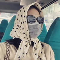 Seorang selebgram di Vietnam mengingatkan para pengikutnya untuk tetap #besafe dan #beprotected. Ia sendiri menggunakan masker, kacamata hidup, dan kerudung yang chic. Foto: Instagram @linhrin