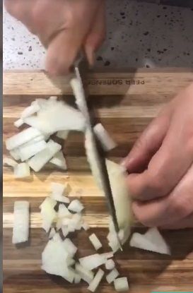 Trik potong bawang bombai