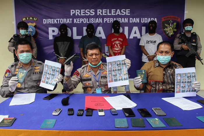 PENYELUNDUP TKI ILEGAL DARI MALAYSIA Direktur Polairud Polda Riau Kombes Pol Badarudin (tengah) didampingi Wadir Polairud AKBP Suprapto (kiri) dan Kasubdit Gakkum Polairud AKBP Wawan Setiawan (kanan) menjelaskan kronologis penangkapan empat orang pelaku penyelundup Tenaga Kerja Indonesia (TKI) di Mako Polairud Polda Riau, di Pekanbaru, Riau, Jumat (3/4/2020). Tim Ofensif Polairud Polda Riau berhasil menangkap empat orang pelaku penyelundup 16 orang TKI di perairan Dumai. ANTARA FOTO/Rony Muharrman/pras.