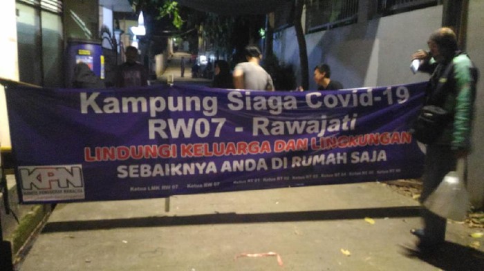 Satu akses jalan di RW 07 Rawajati Jaksel