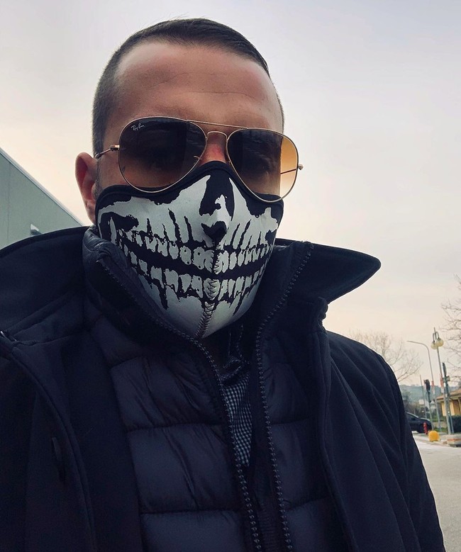 Untuk pria yang ingin tampil garang bisa memakai masker bermotif tengkorak seperti fashionista asal Italia ini. Foto: Instagram @leguar4.5