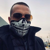 Untuk pria yang ingin tampil garang bisa memakai masker bermotif tengkorak seperti fashionista asal Italia ini. Foto: Instagram @leguar4.5