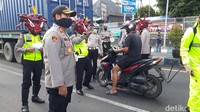 Di saat bersamaan Kapolres Pasuruan Kota AKBP Dony Alexander menghampiri pengendara untuk memberikan edukasi. Edukasi dilakukan dengan membagikan selebaran berisi cara mencegah terpapar virus corona.