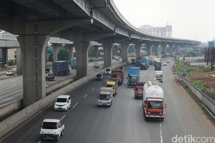 Suasana arus lalu lintas ramai lancar di Jalan Tol Jakarta Cikampek KM 12, Kota Bekasi, Jawa Barat, Jumat (3/4/2020).