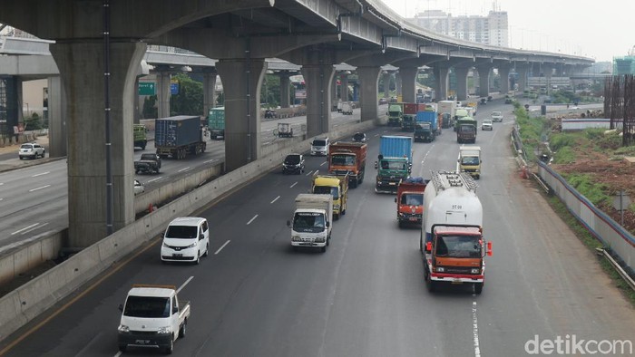 Suasana arus lalu lintas ramai lancar di Jalan Tol Jakarta Cikampek KM 12, Kota Bekasi, Jawa Barat, Jumat (3/4/2020).