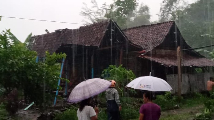 Hujan deras disertai angin kencang melanda dua desa di Kabupaten Madiun. Ada delapan rumah yang rusak dan tiga di antaranya rata dengan tanah.