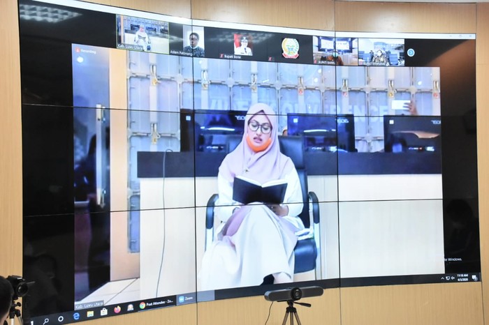 Bupati Luwu Utara, Indah Putri Indriani dalam Rapat Koordinasi melalui vicon terkait Corona