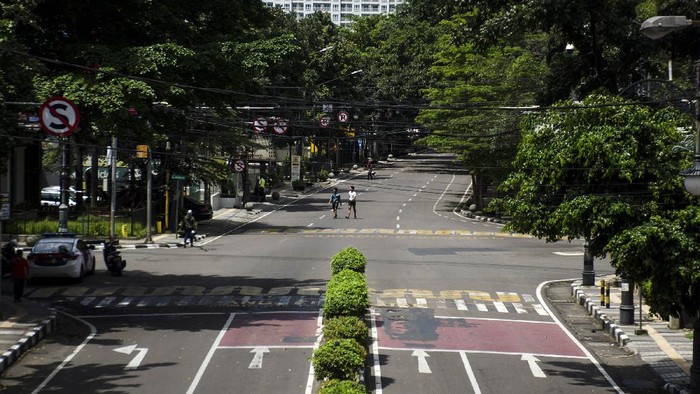Suasana kawasan Jalan Merdeka yang ditutup untuk kendaraan di Bandung, Jawa Barat, Jumat (3/4/2020). Sejumlah ruas jalan protokol di Kota Bandung ditutup sementara dalam rangka pembatasan sosial dan pengurangan titik kumpul warga guna pencegahan penyebaran COVID-19. ANTARA FOTO/Novrian Arbi/pras.