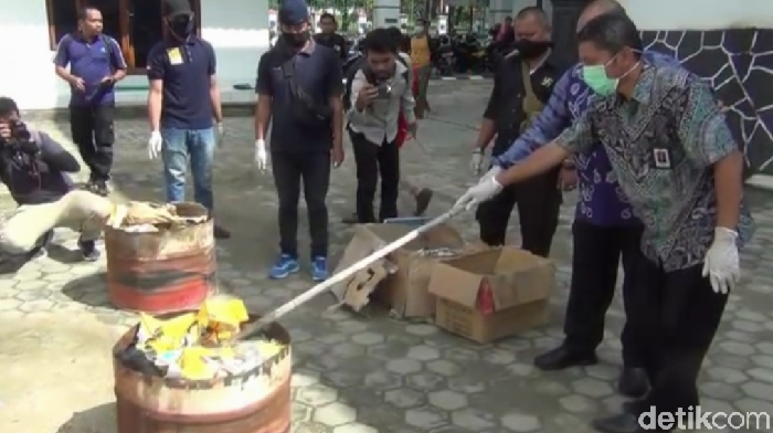 Kejari Kendari memusnahkan ribuan kosmetik ilegal senilai puluan juta rupiah (Sitti/detikcom)